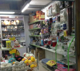 市中心26平日用百货批发市场旺铺急转，含货柜